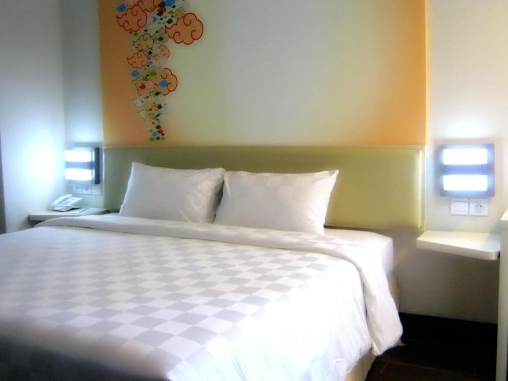Cordela Hotel Cirebon Extérieur photo
