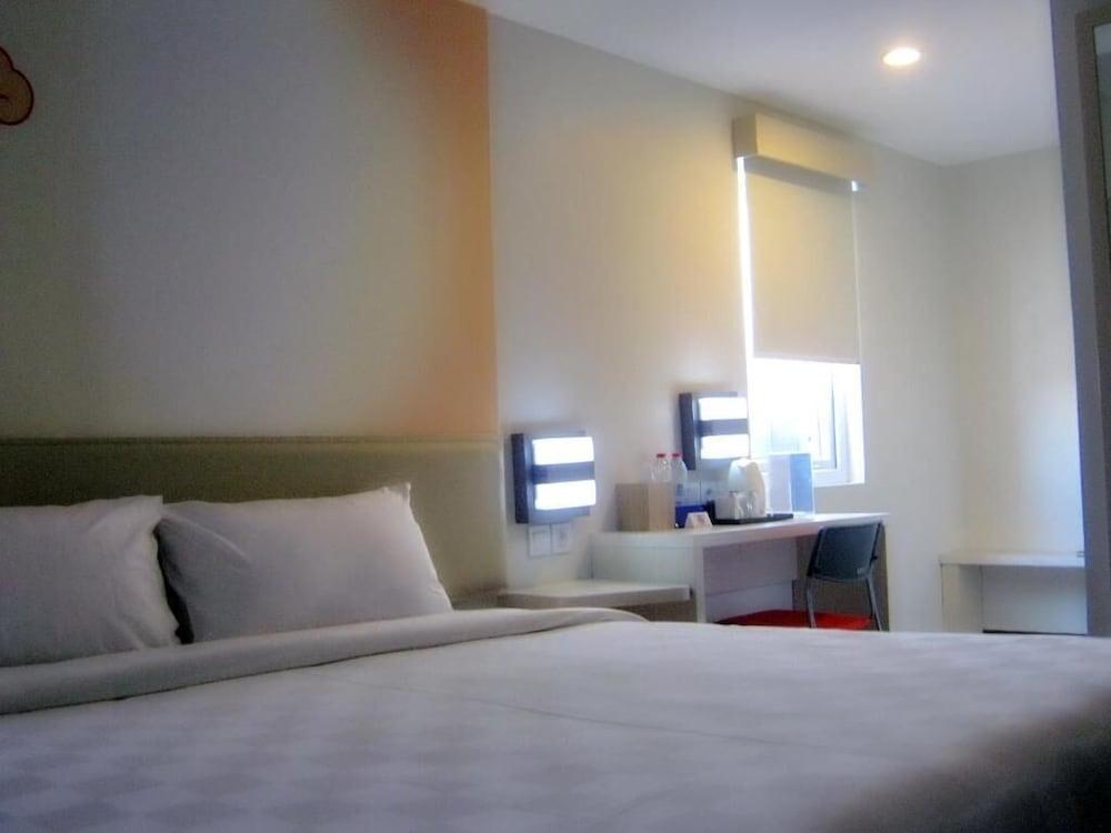 Cordela Hotel Cirebon Extérieur photo