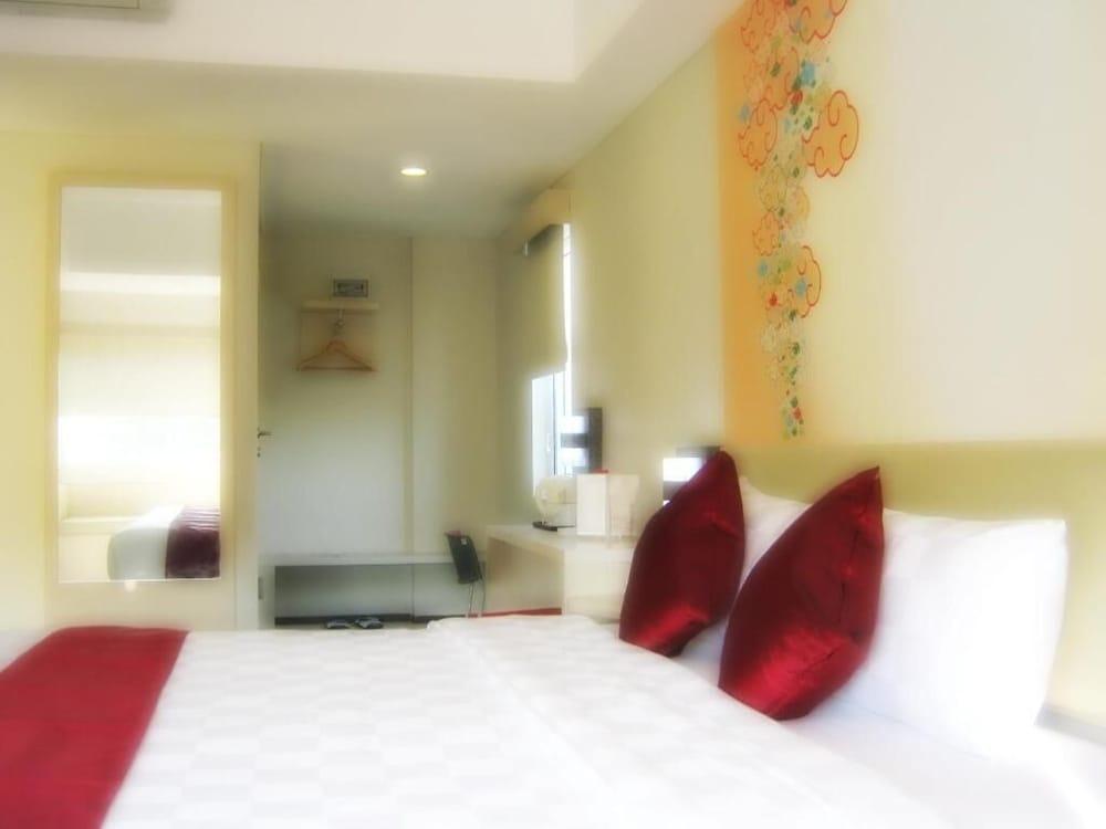Cordela Hotel Cirebon Extérieur photo